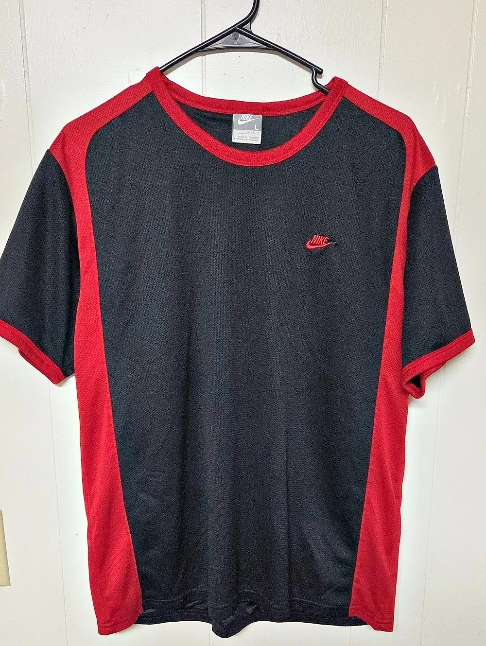 Like New, Authentic, MensNike Color Block Athletic Tee in Black & Red Size Large